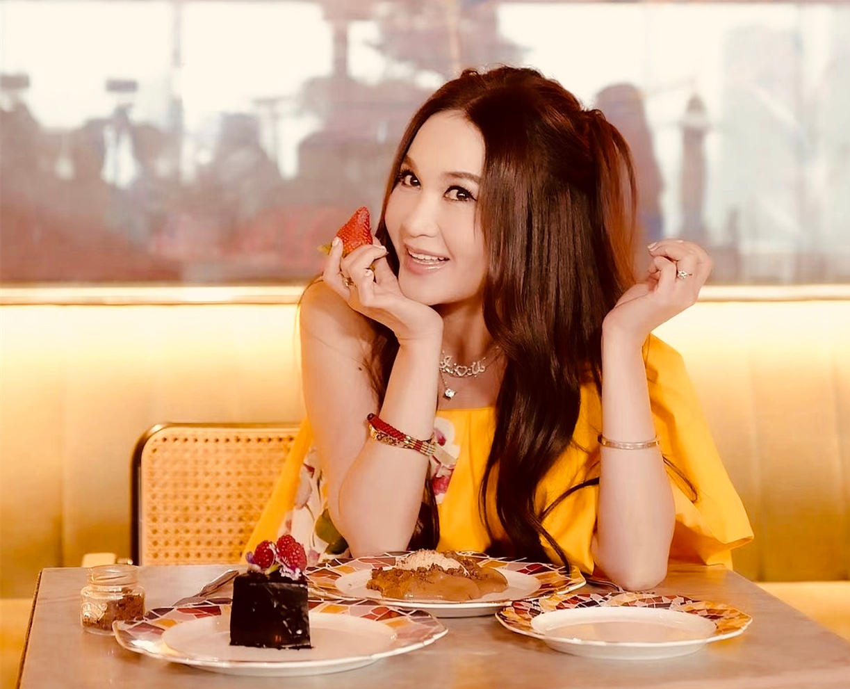 女星再扮经典角色：王艳上演回忆杀，关晓彤空姐装梦回“你叉叉”