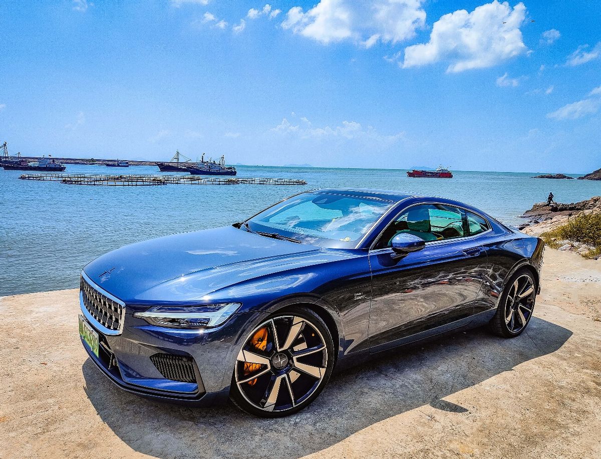 品味藝術品，置身碧海藍天試駕極星1