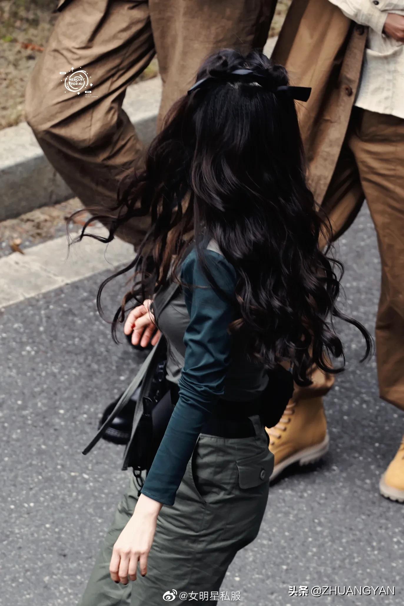 杨幂密室大逃脱的路透照公开，长得美身材辣，走起工装风又甜又酷