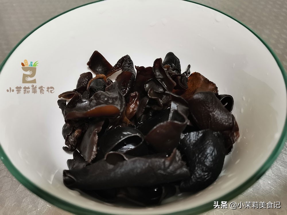 女人们：皮肤干燥，别只会敷面膜，常吃8种食物，水润嫩白美美哒