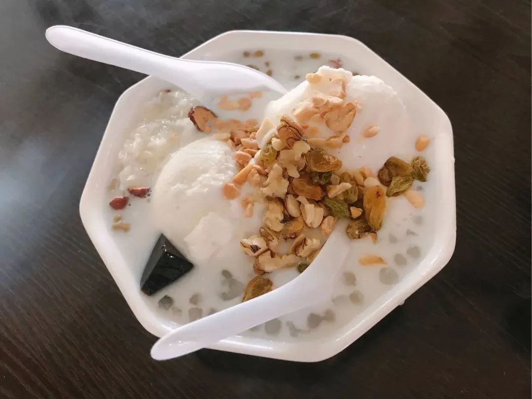 清补凉有椰子水清补凉,椰奶清补凉,冰沙清补凉等不同的种类,可以变换