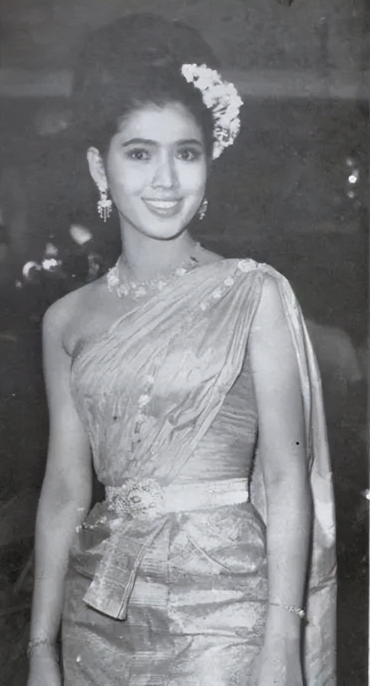 身高仅164cm的泰国环球小姐Apasra，美成了三代人的传奇