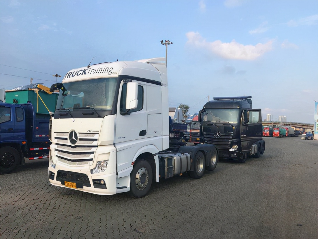 国产奔驰重卡配福田康明斯!快递,冷链,专线物流运输重卡新选择