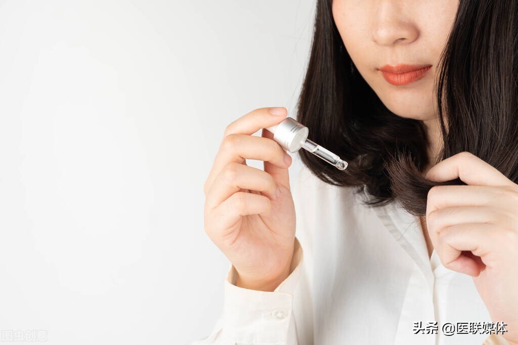 头发总是一把一把掉？这4个方法，或许能帮你摆脱困扰