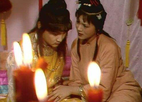 贾宝玉深爱林黛玉，却和袭人行云雨之事，还和碧痕一起洗澡