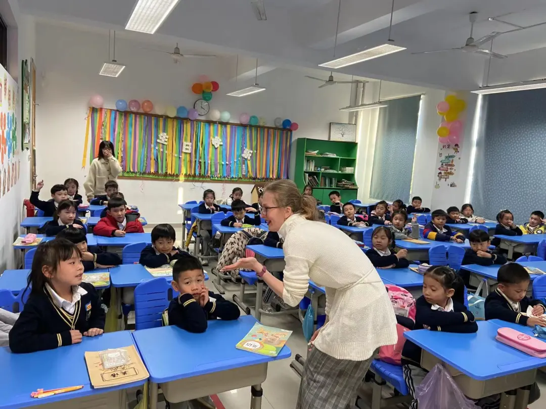 助力“双减”,温肯外教走进温肯实小为一年级上英语课