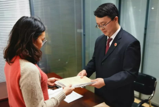 毕业多年后才发现，公务员和律师的差距不只是薪资，幸亏没选错