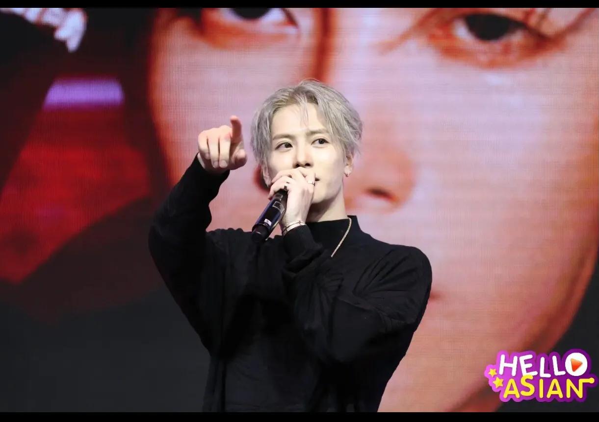 王嘉尔在泰国的人气，人山人海的粉丝接机，简直就是泰顶