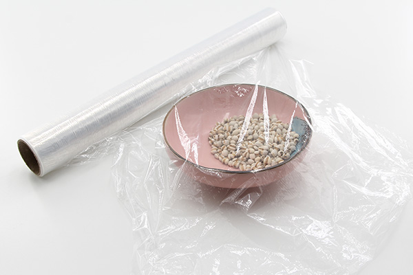 央视曝光7成保鲜膜含“致癌物”，爱用保鲜膜的家庭，自查3件事