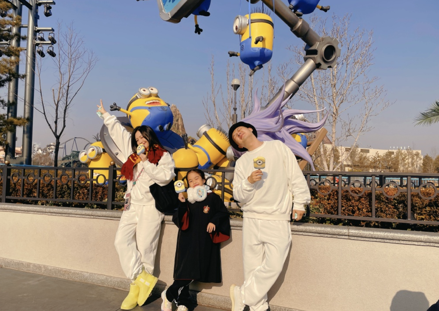 包贝尔环球影城度假，回应柳岩事件后好心情不减，饺子穿吴京同款