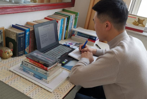 大学生上网课睡着了，脸压到手机键盘，睡醒已被“踢出”群聊