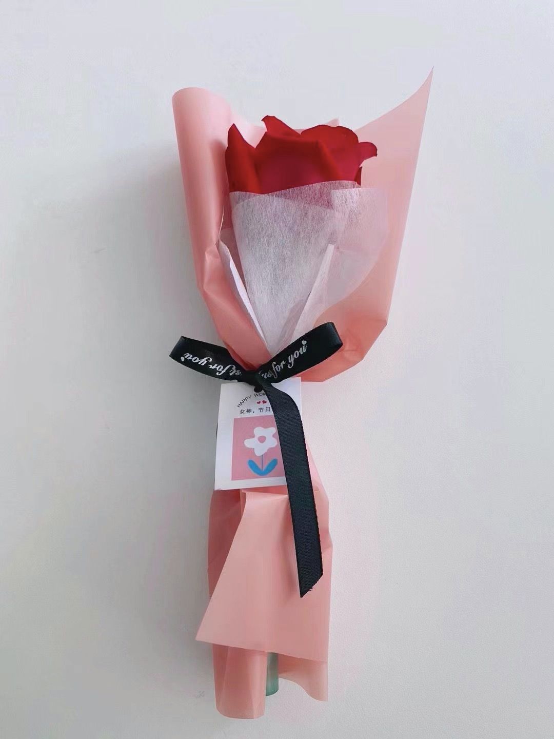 妇女节众多女性晒礼物：有鲜花、足疗券，更有保安戴明星面具送花