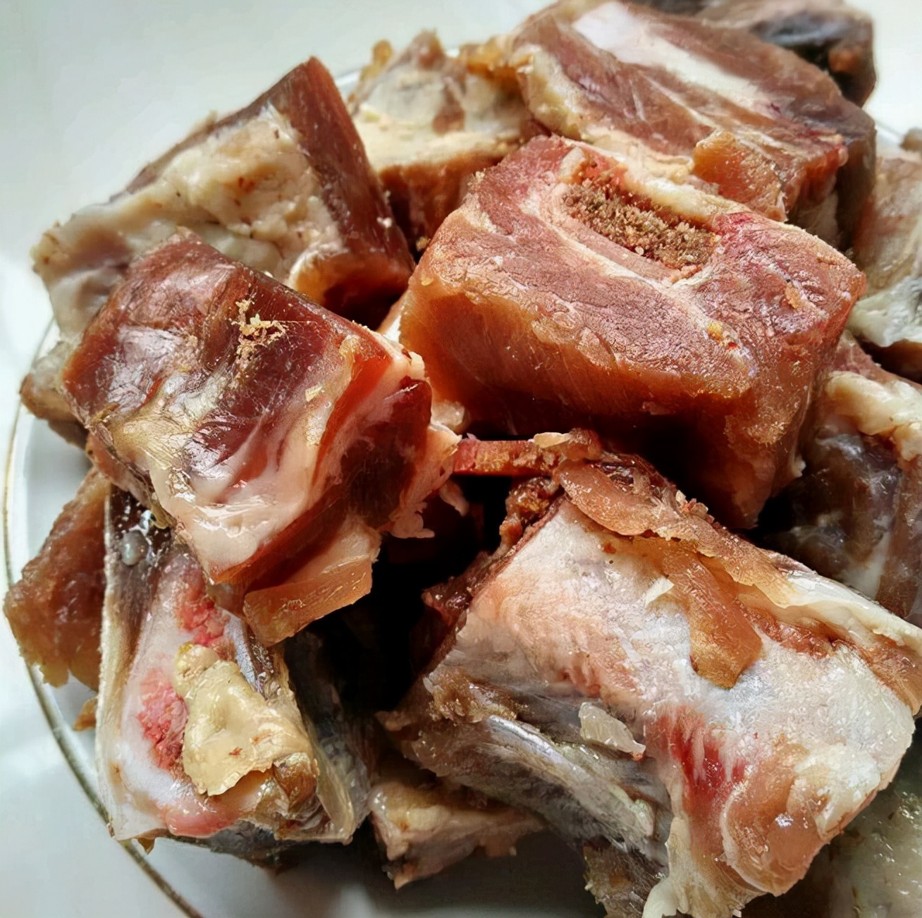 烟熏排骨怎么做好吃（4步学做风味十足的烟熏腊排骨）