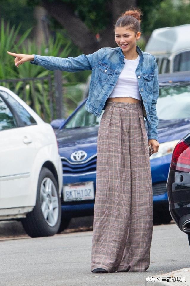 赞达亚素颜现身街头，穿牛仔外套活力满满，拖地长裤穿出强大气场