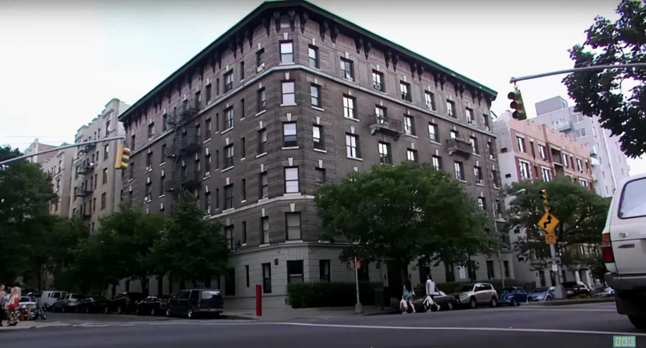 纽约女子22年不买衣服，捡来的袜子穿到透明，13年抠出一套房