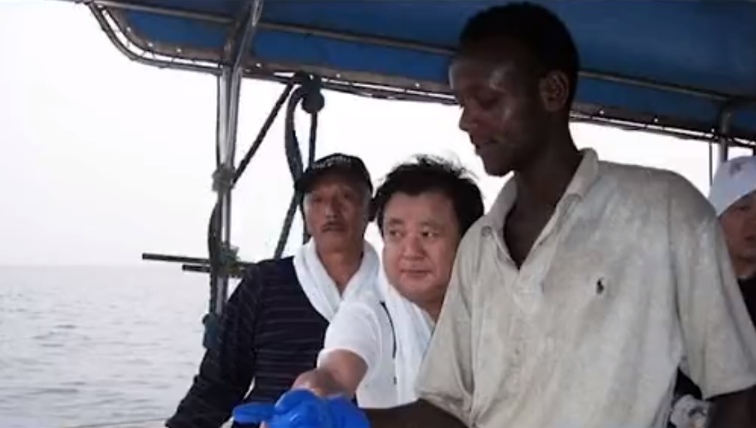 这个日本人豪掷3亿就为买一条鱼，并成功劝说大批索马里海盗捕鱼