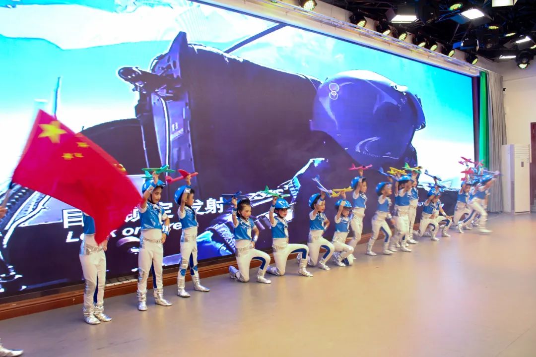 天府新区华阳实验小学举行“童星耀五月·艺术绽花开”群舞比赛