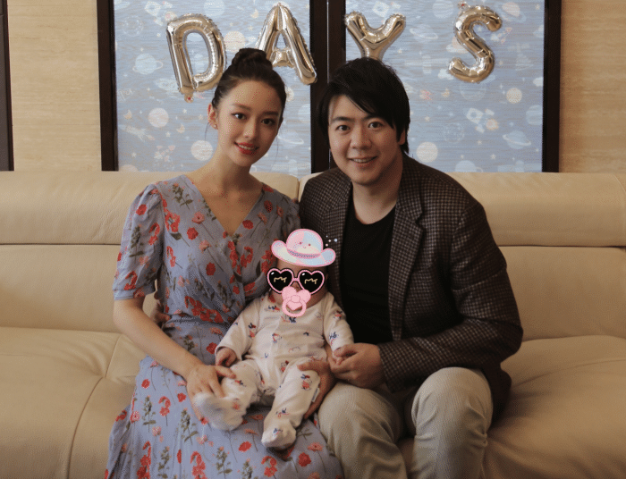 郎朗吉娜带儿子游巴黎，埃菲尔铁塔前遛娃，互为彼此掌镜幸福洋溢