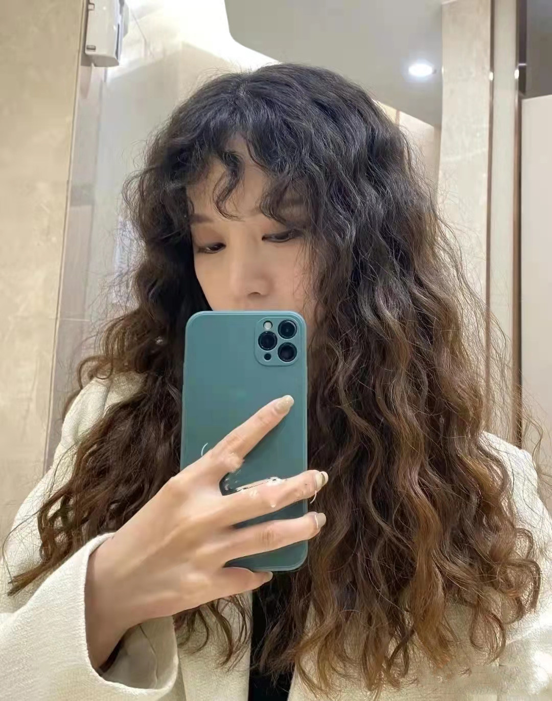 头发细软适合冷烫热烫(发型热烫冷烫的选择攻略)