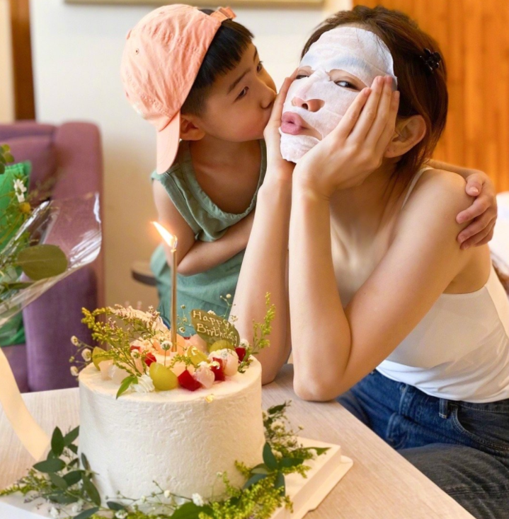 Ella晒全家福庆生，孩子老公左右夹吻好幸福，41岁逆生长越来越美