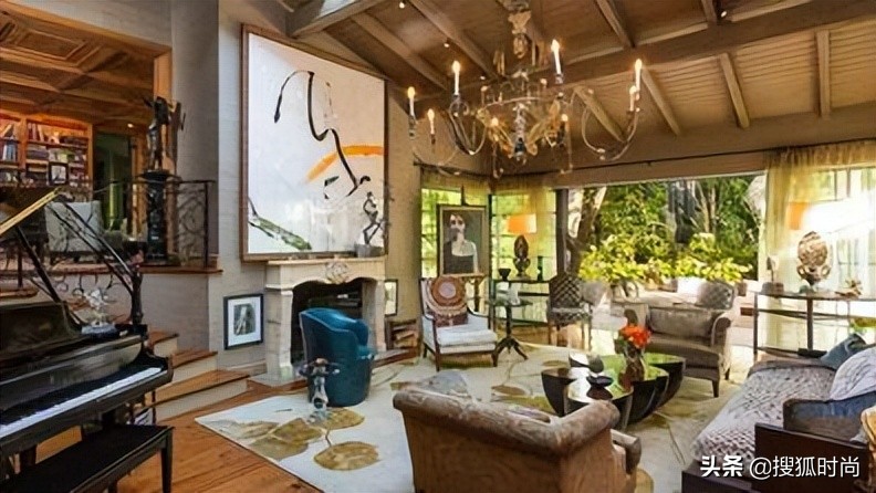 詹妮弗·洛佩兹与蝙蝠侠重温旧爱，六度订婚的她坐拥豪宅钻戒无数