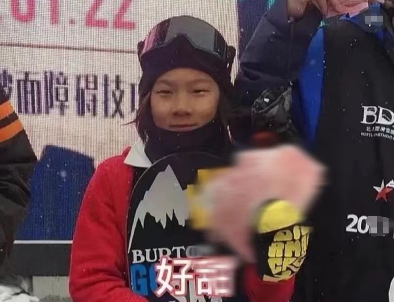 苏翊鸣的亲笔信火了，字迹潇洒有冠军风范，网友称之为“小苏神”