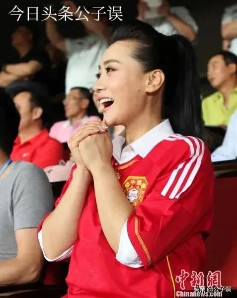 谭晶情史，青歌赛上成名，长城上开演唱会，嫁爱情高龄产子