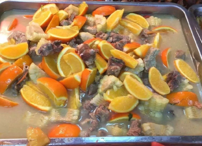 大学校园中的“阴间食堂”，看到食物有些灵异，学生直言难以下咽