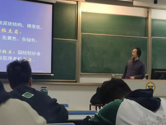 揭秘985大学超火“宝藏课程”：十多位老师“齐上阵”，走红央视新闻、人民网