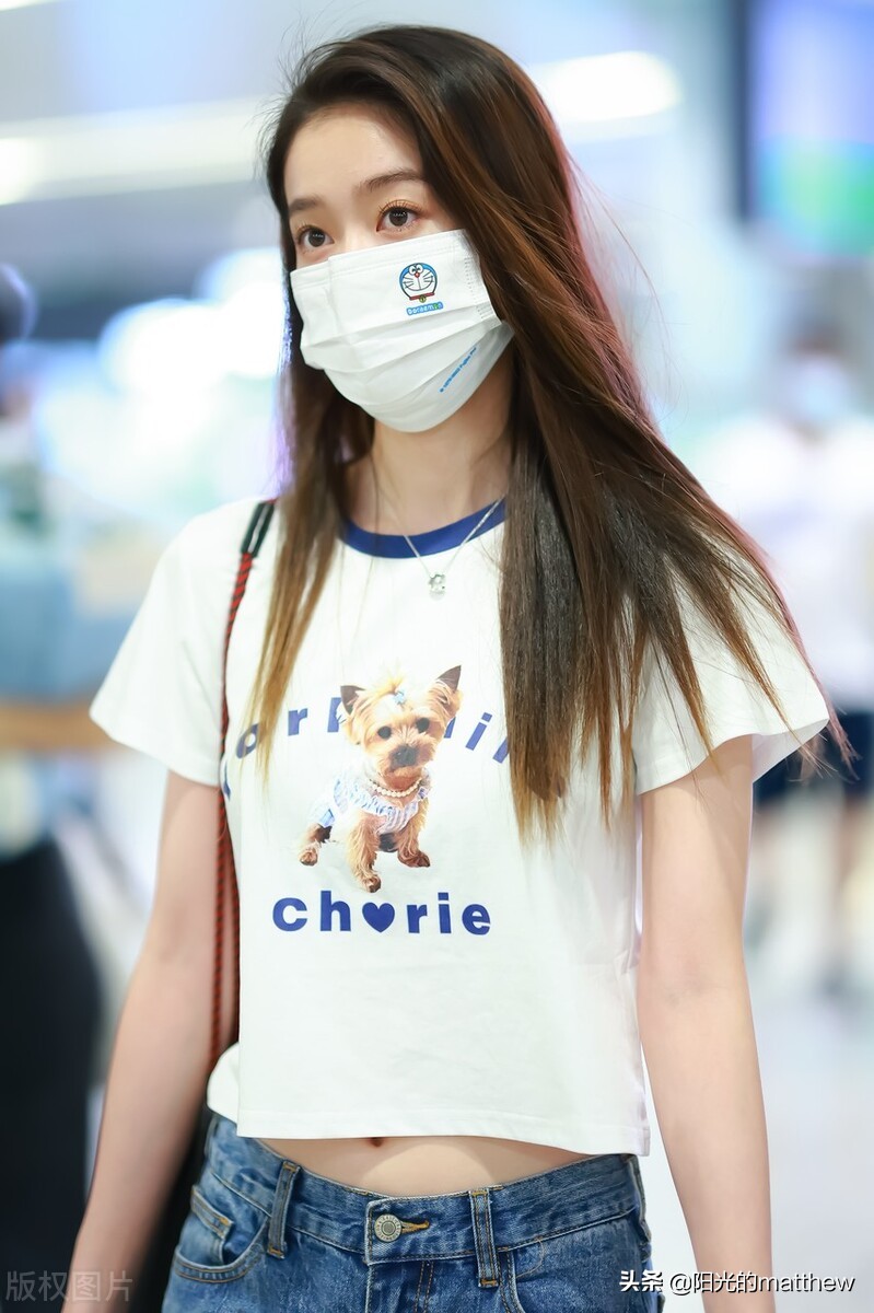 街拍：张雪迎白色卡通露脐T恤+阔腿牛仔裤休闲时髦