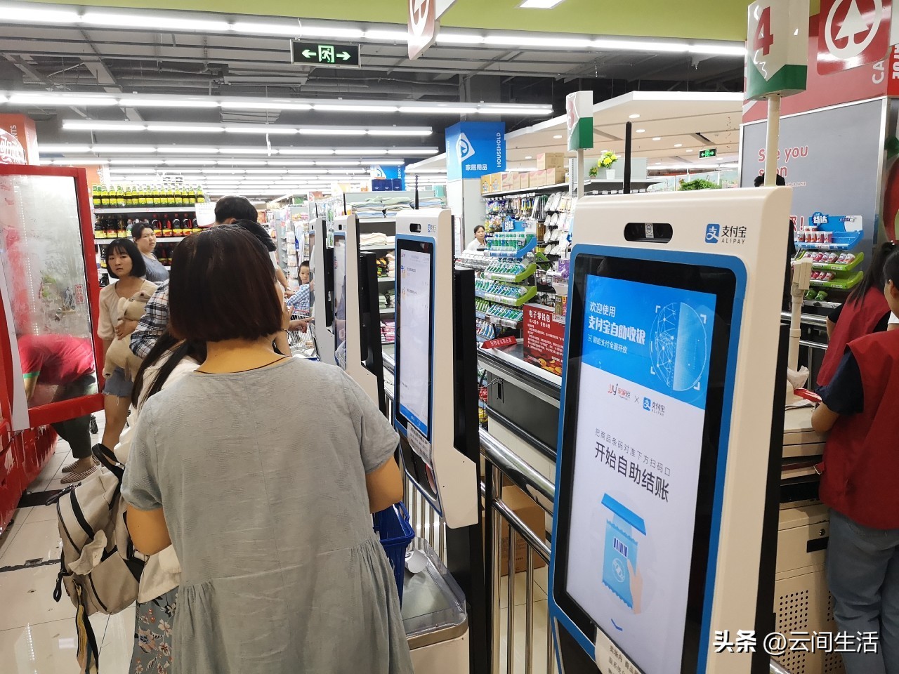 外国人吹爆中国无现金支付场面！几十万也可扫一扫，不想回国了