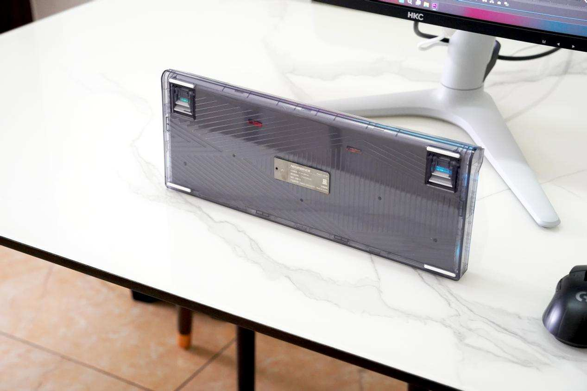 透明设计配合RGB灯效有多好看？新贵GM780三模机械键盘成桌搭新宠