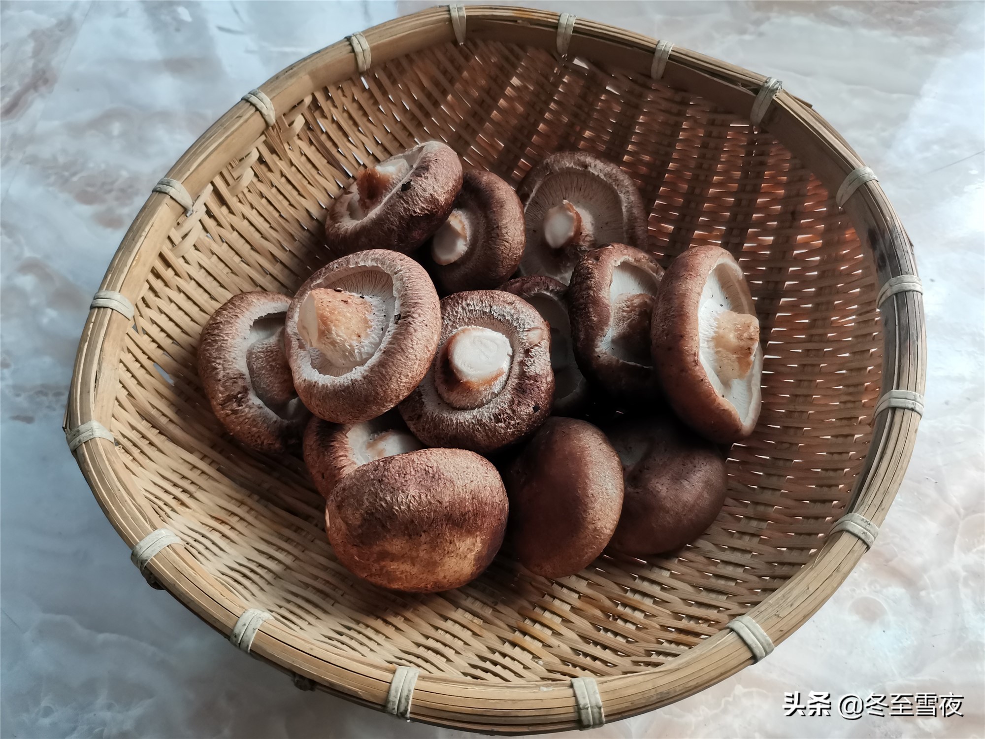 炸香菇教你這樣做，不用焯水，做出的香菇外酥里嫩，比吃肉還香