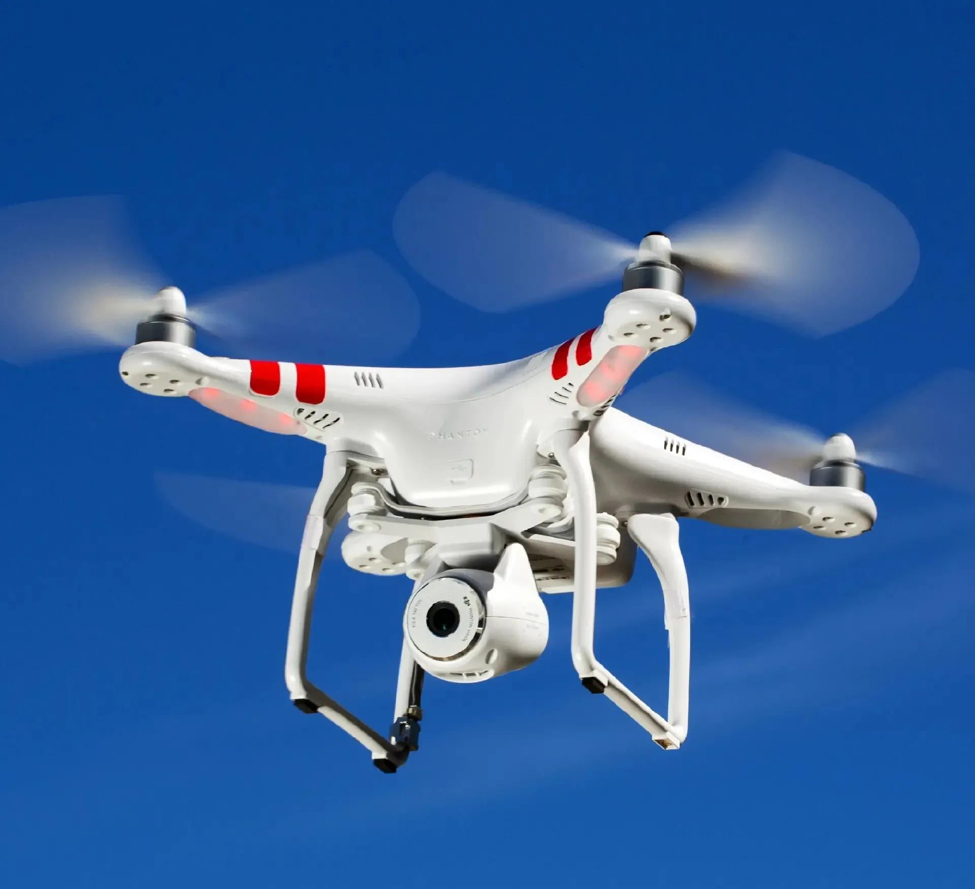 机是指利用无线电远程控制设备和自主程序控制装置操纵的不载人飞行器