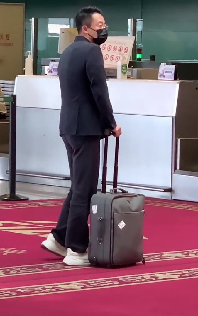 “曲终人散”的人生：大S一家忙着晒幸福，汪小菲满脸憔悴又孤单