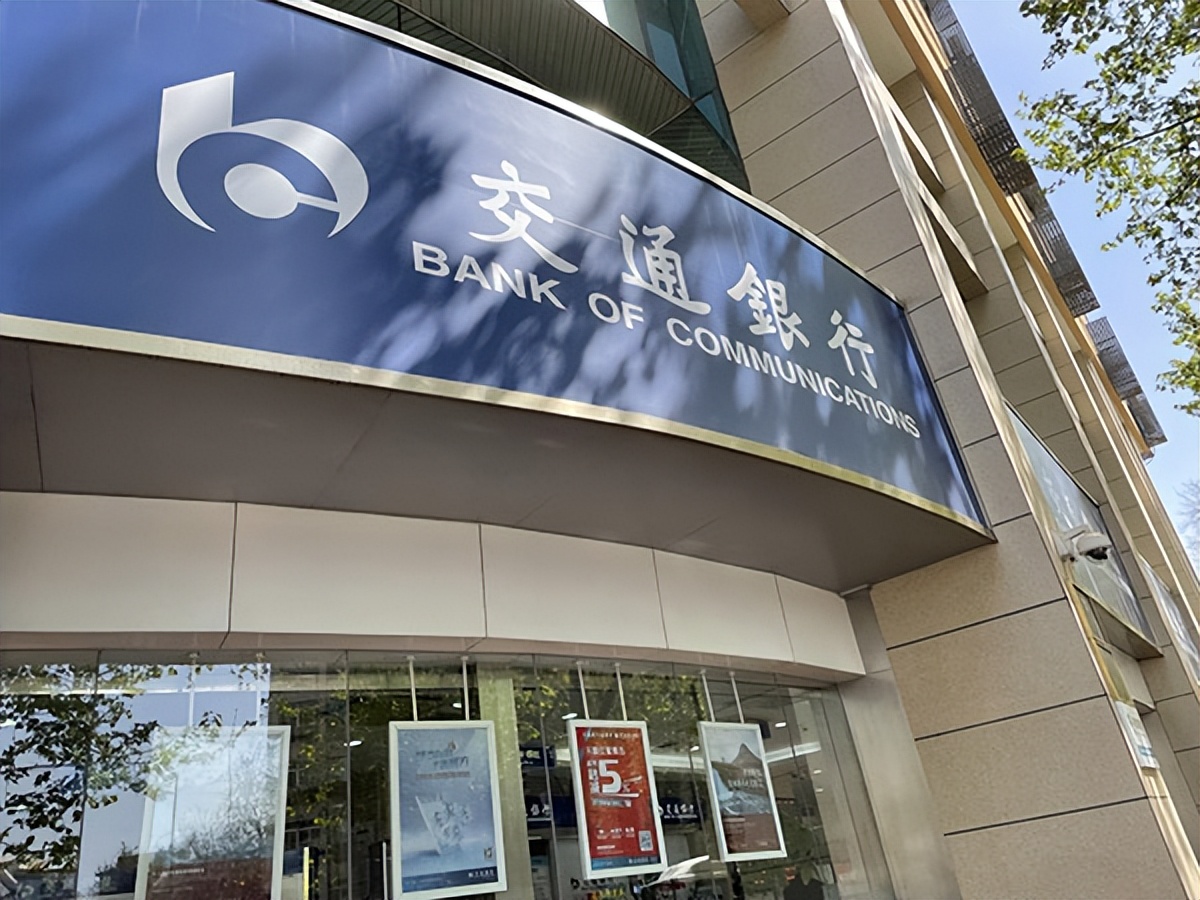 西安银行业满意度调查 | 交行曲江新区支行保安参与业务咨询、引导客户填单子