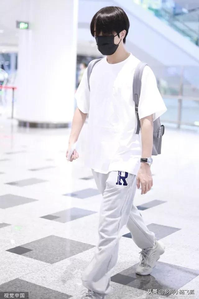 INTO1成员伯远机场出发 留中分发型造型清爽