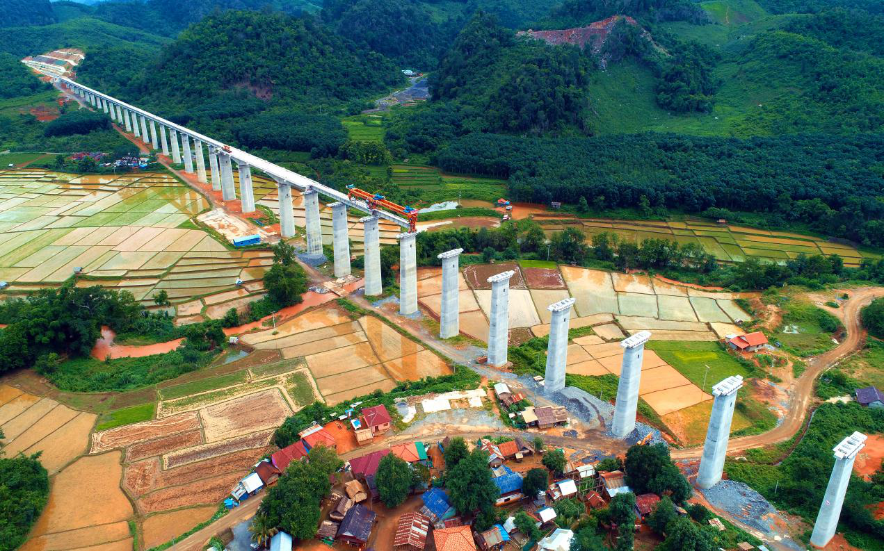 建中老铁路精品 树中老友谊丰碑