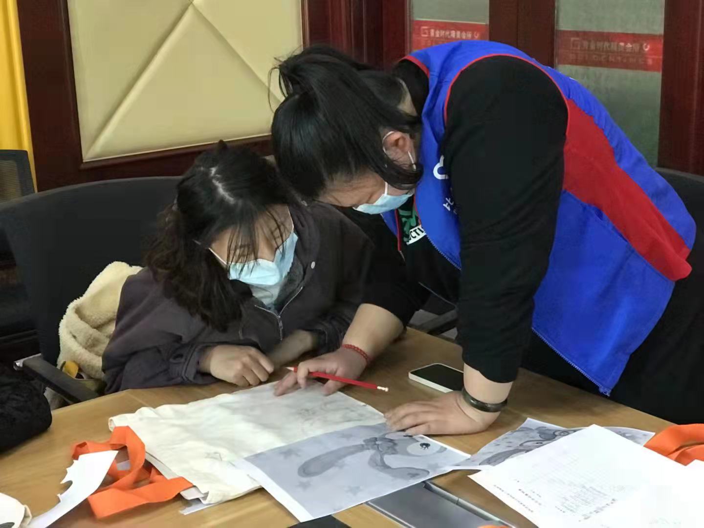 “邻里亲”睦邻活动小组活动之二 创意DIY,手绘帆布袋