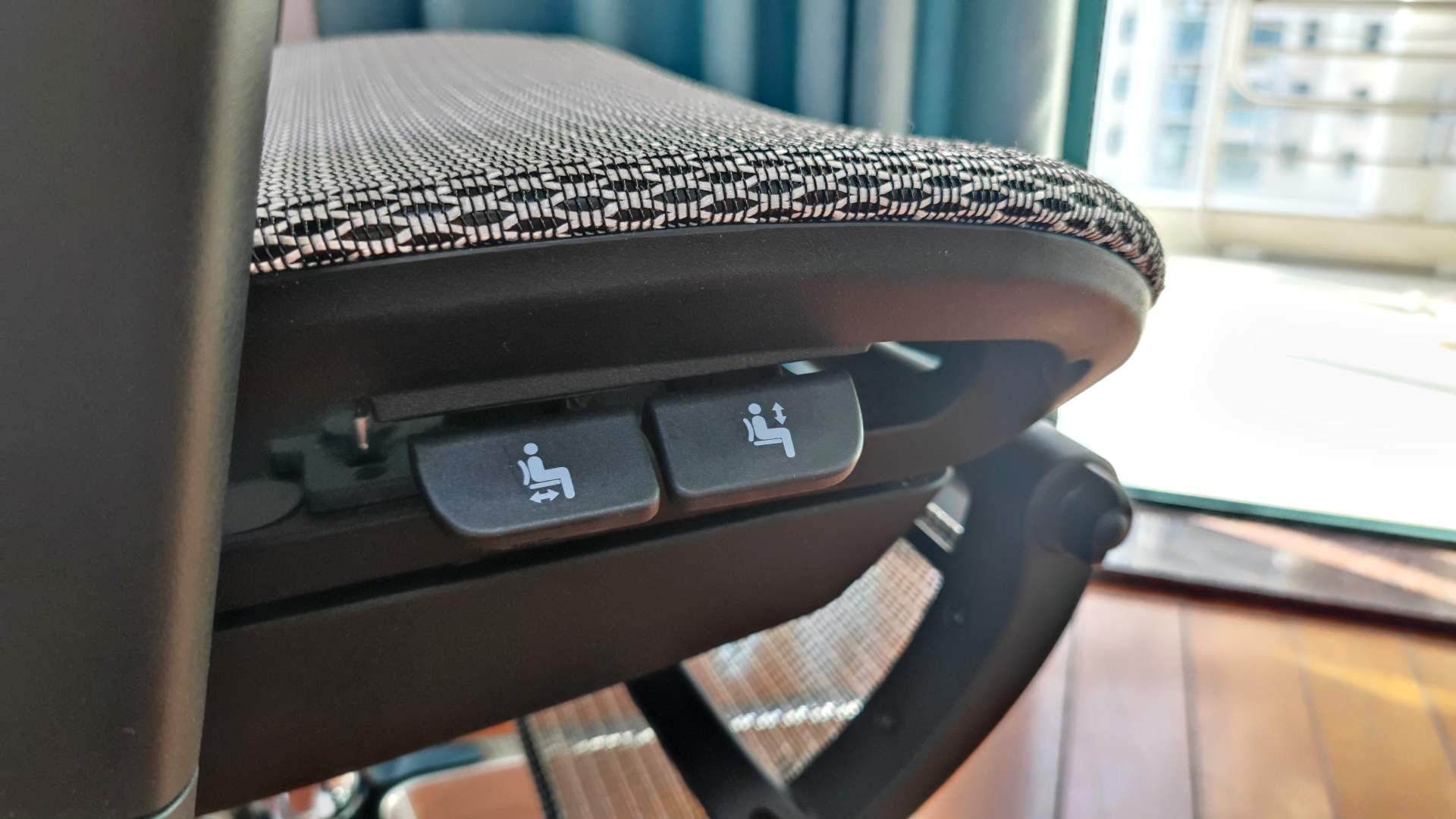 是不是出色的人体工学椅，坐坐才知道