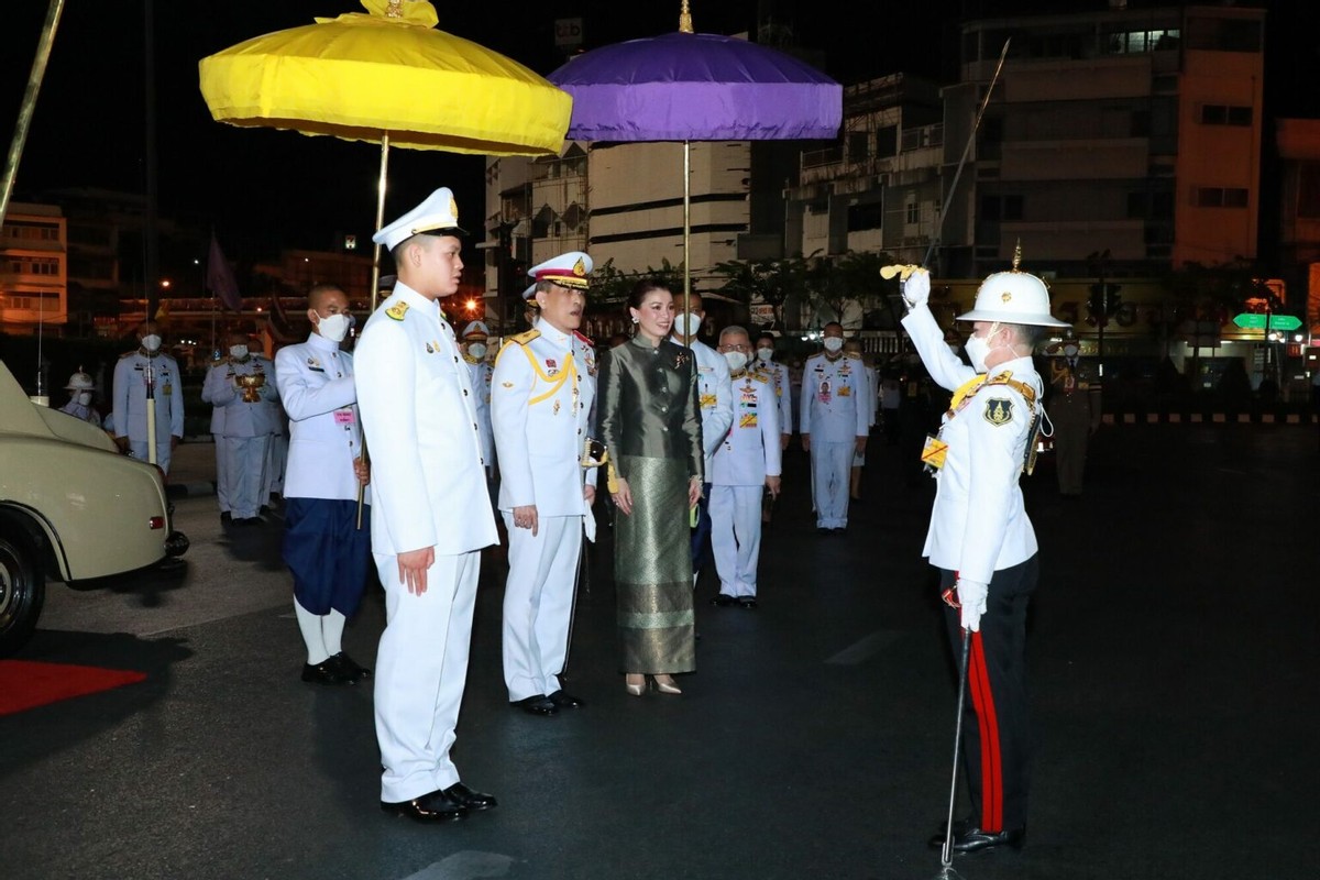 泰国16岁王子的近照不敢认!穿白色军装不霸气,呆楞表情像傻大个