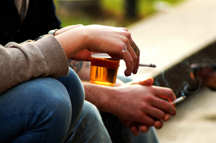烟酒不沾，寿命更短？一辈子不抽烟、不喝酒的人，能活得更久吗？