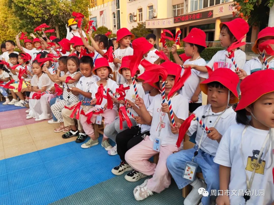 足球比赛为什么要带小孩开场(“球”在脚下“足”够精彩—周口市文昌幼儿园第一届“幸福杯”幼儿足球赛)