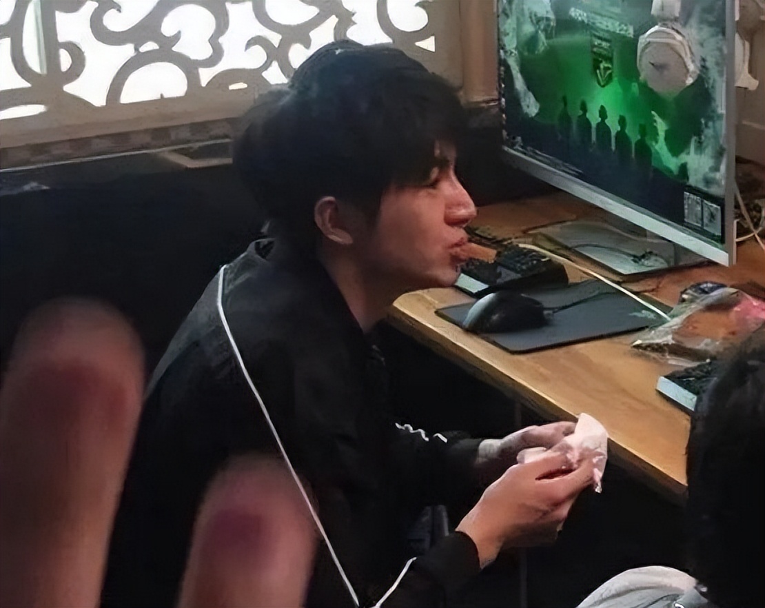 「顾湘食品」盘点5位爱吃辣条的明星，除了林更新，你还知道谁？