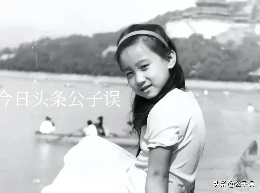 谭晶情史，青歌赛上成名，长城上开演唱会，嫁爱情高龄产子