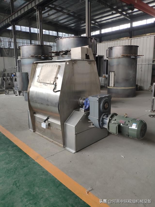 小型飼料機(jī)械設(shè)備攪拌機(jī)使用注意事項(xiàng)