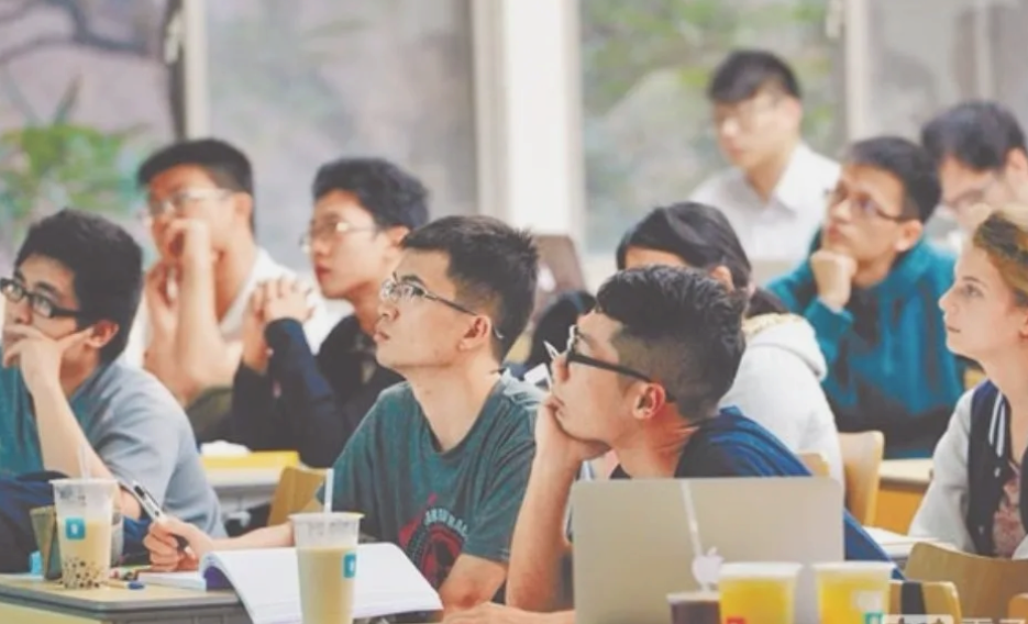 大学生生活费档次排行，2000能富足过一个月吗，到平均水平了吗？