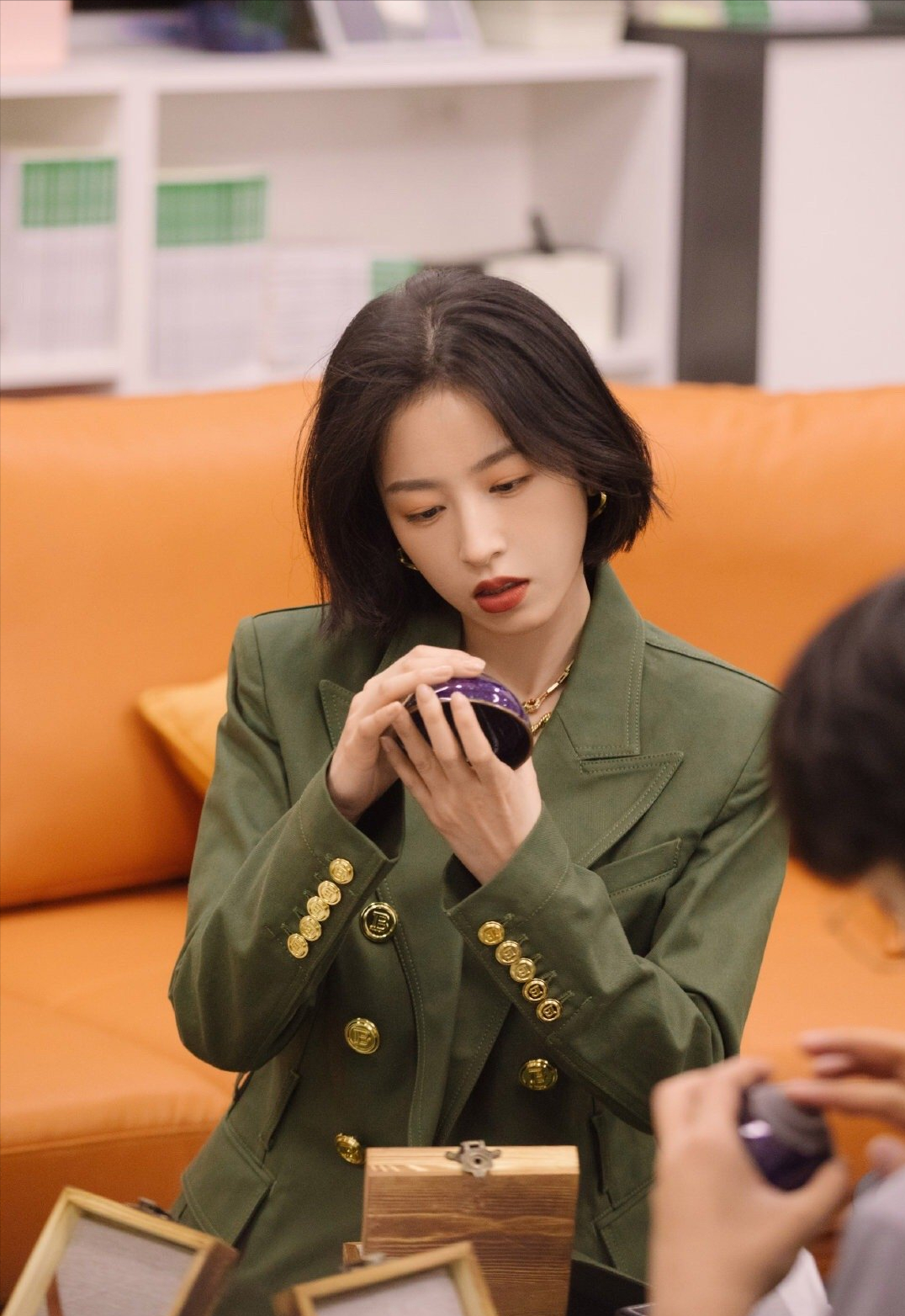 周雨彤状态好到爆！绝美穿搭好看又养眼，黑色紧身裤秀出漫画腿