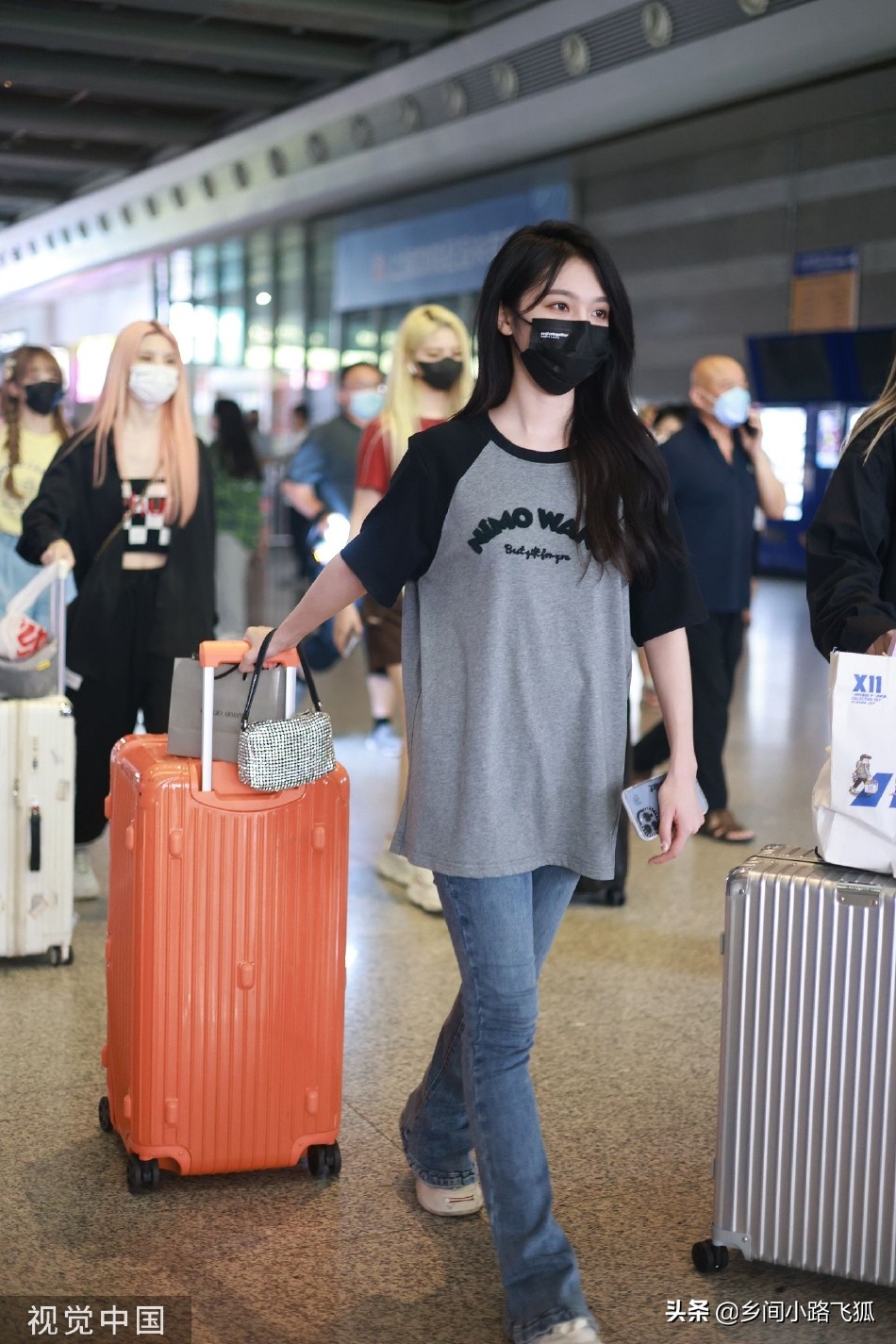 SNH48宋昕冉现身火车站 穿灰色T恤搭牛仔裤清爽休闲