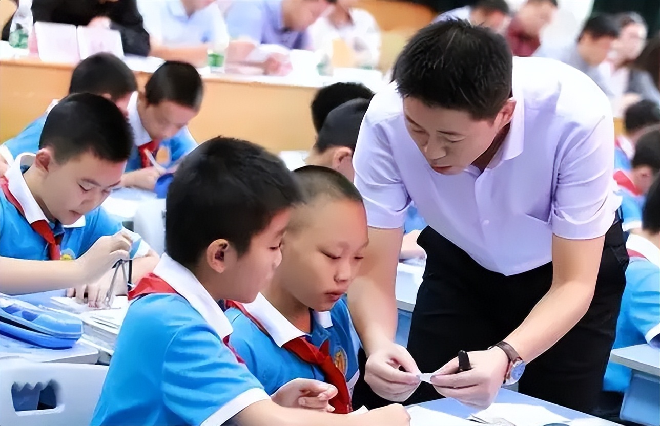 学生因名字“简单”走红，连名带姓只有2笔，同学们很是羡慕